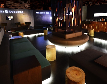 Macallan Whiskey Experience Exhibition Design by Studio Königshausen. Toast the Macallan is a versatile venue, housing a pop-up event, retail store, and evening bar. By day, it welcomes walk-in customers to a dynamic shopping and exhibition area. The space transforms into an intimate bar as night falls, offering exclusive tasting sessions.
